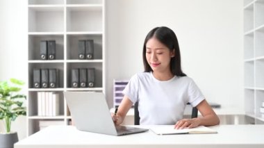 İş kadını ofis masasında, vergi, rapor, muhasebe, istatistik ve analitik araştırma konseptinde matematik finansmanı için dizüstü bilgisayar kullanıyor.