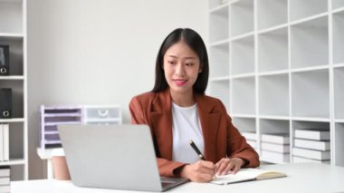 İş kadını ofis masasında, vergi, rapor, muhasebe, istatistik ve analitik araştırma konseptinde matematik finansmanı için dizüstü bilgisayar kullanıyor. 