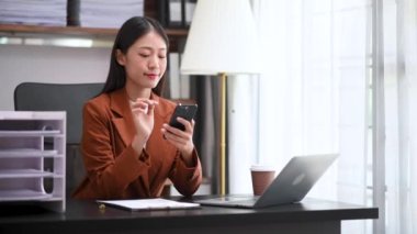 İş kadını ofis masasında, vergi, rapor, muhasebe, istatistik ve analitik araştırma konseptinde matematik finansmanı için dizüstü bilgisayar kullanıyor.