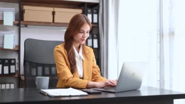 İş kadını ofis masasında, vergi, rapor, muhasebe, istatistik ve analitik araştırma konseptinde matematik finansmanı için dizüstü bilgisayar kullanıyor.