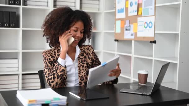 Akıllı Telefon Dizüstü Bilgisayar Kullanan Afrikalı Kadını Ofis Masası Vergi — Stok video