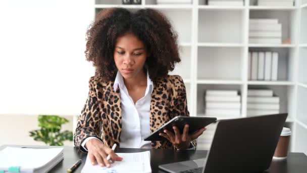 African Business Vrouw Met Behulp Van Tablet Laptop Voor Het — Stockvideo
