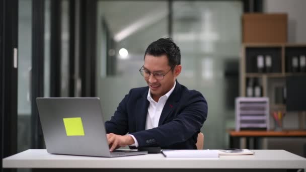 Sukces Asian Businessman Analyzing Finance Laptop Nowoczesnym Office Desk Tax — Wideo stockowe