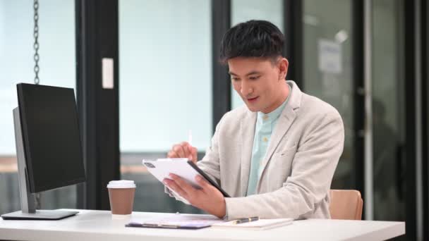 Empresario Asiático Exitoso Análisis Finanzas Tabletas Digitales Office Desk Moderno — Vídeo de stock