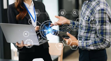 Karbondioksit salınımını azaltmak ve küresel ısınmayı sınırlamak için sanal ekranda çalışan iş ekibi. Ofiste sürdürülebilir kalkınma ve yeşil iş kavramı