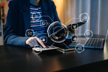 Sanal ekranda dijital pazarlama medyası. Ofiste çalışan iş kadını elleri ve sabah saatlerinde ofiste VR ikon diyagramı olan modern bilgisayar.