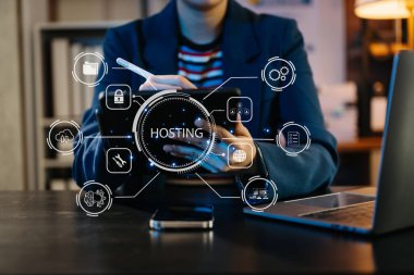 Web sunucu konsepti, dizüstü bilgisayar ve tablet kullanan kadın ve onun parmağını sanal ekran yazıtının üzerine bastırıyor masa, internet, iş, dijital teknoloji konsepti neon ışıkta.