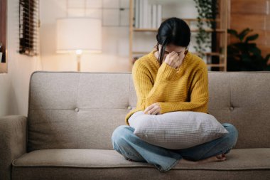 Depresyondaki siyah saçlı kadın. Endişe kavramı. Boşluğu kopyala