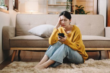 Depresyondaki siyah saçlı kadın. Endişe kavramı. Boşluğu kopyala