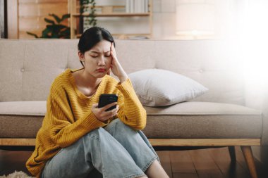 Depresyondaki siyah saçlı kadın. Endişe kavramı. Boşluğu kopyala