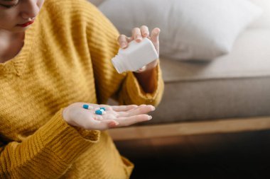 Depresyondaki siyah saçlı kadın hap yiyor. Endişe kavramı. Boşluğu kopyala