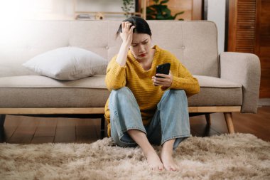 Depresyondaki siyah saçlı kadın. Endişe kavramı. Boşluğu kopyala