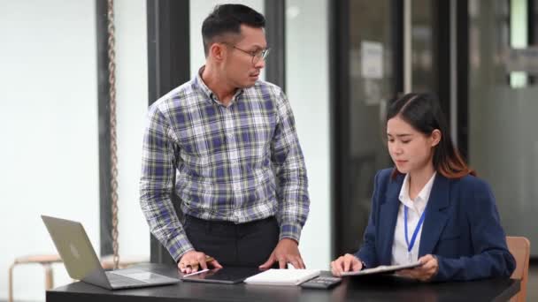 Furiosos Dos Empresarios Asiáticos Discutiendo Fuertemente Después Cometer Error Trabajo — Vídeos de Stock