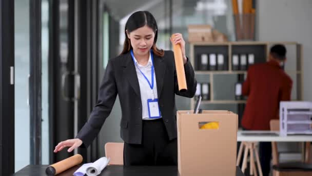 ハッピーで興奮する若い美しいアジアの女性オフィスワーカーは彼女の辞任を祝い 彼女の個人的なものを運びます 会社を辞める — ストック動画
