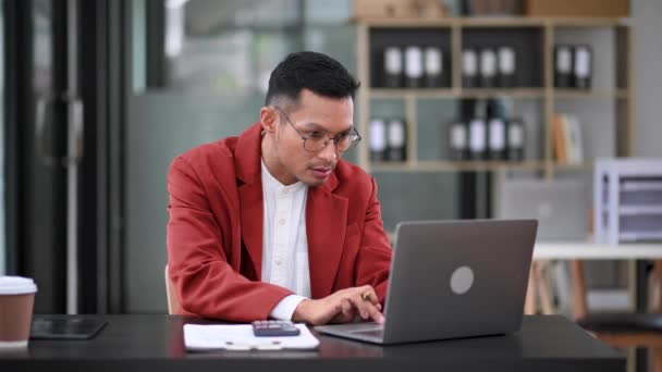 Asiatico Uomo Affari Executive Manager Guardando Laptop Guardando Online Webinar — Video Stock