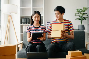 Çift küçük işletmeler kuruyor KOBİ sahipleri, iki çek online siparişler, kutularla çalışan ürünler satmak, evde serbest çalışma 