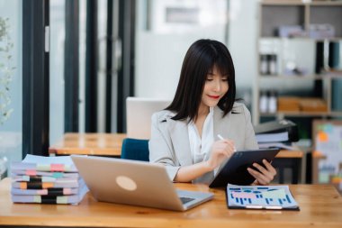Modern ofis vergisi, raporu, muhasebe, istatistik ve analitik araştırma kavramının tablet bilgisayarında başarılı Asyalı İş kadını Finans Analizi