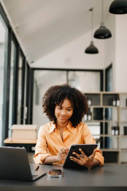 Bir ofis masasında, vergi, rapor, muhasebe, istatistik ve analitik araştırma konseptinde matematik finansmanı için dizüstü bilgisayar kullanan Afrikalı kadın.