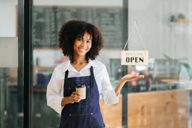 Başlangıçta küçük işletme sahibi kahve fincanı ile kafede duruyordu.