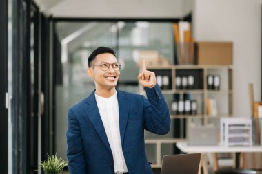 Genç ve çekici Asyalı İşadamı ofiste çalışıyor.