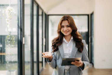 Modern iş kadını Asyalı modern ofiste fotokopi alanı olan