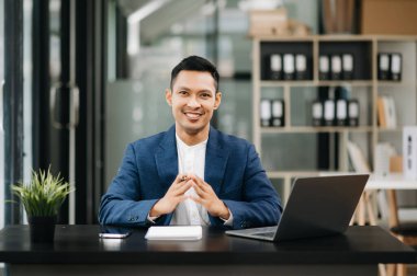 Genç ve çekici Asyalı İşadamı ofiste çalışıyor.