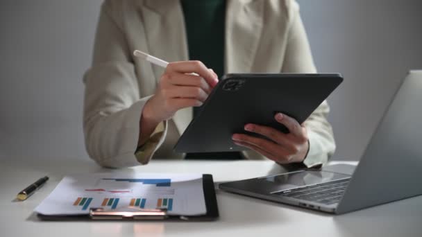 Imprenditrice Mani Utilizzando Tablet Digitale Ufficio — Video Stock
