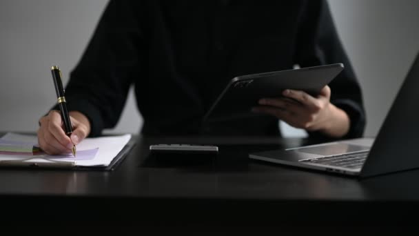 Empresaria Manos Utilizando Tableta Digital Oficina — Vídeos de Stock