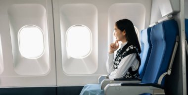 Genç Asyalı yönetici birinci sınıfta üstün. Stil içinde seyahat et, zarafetle çalış..