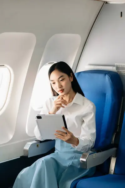 Porträtt Framgångsrik Asiatisk Affärskvinna Formell Kostym Ett Flygplan Businessklass Med — Stockfoto