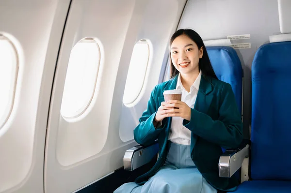 Portrait Une Femme Affaires Asiatique Réussie Costume Formel Dans Avion — Photo