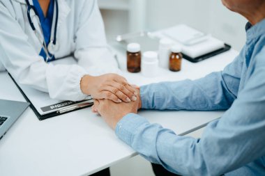 Doktorun orta bölümü hastaların ellerini tutuyor. Sağlık ve tıbbi konsept..