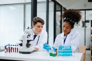 Yetişkin erkek doktor ve Afrikalı kadın hemşire birlikte anesteziyi tartıştılar. Hastanedeki çeşitli tıp uzmanları...