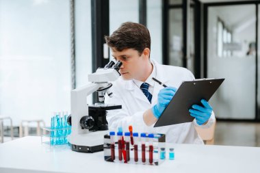 Modern tıbbi araştırma laboratuvarı. Bilimadamı mikro pipetlerle çalışıyor, biyokimyasal örnekleri analiz ediyor, tıp için ileri bilim kimya laboratuvarında çalışıyor..