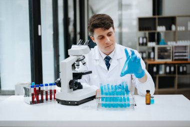 Modern tıbbi araştırma laboratuvarı. Bilimadamı mikro pipetlerle çalışıyor, biyokimyasal örnekleri analiz ediyor, tıp için ileri bilim kimya laboratuvarında çalışıyor..