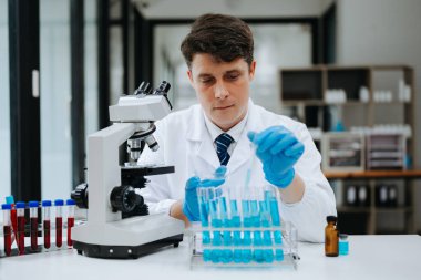 Modern tıbbi araştırma laboratuvarı. Bilimadamı mikro pipetlerle çalışıyor, biyokimyasal örnekleri analiz ediyor, tıp için ileri bilim kimya laboratuvarında çalışıyor..