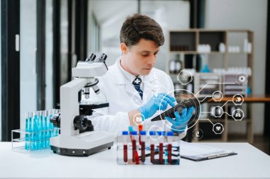 Sanal simgeyle laboratuvar çalışması yapan doktor