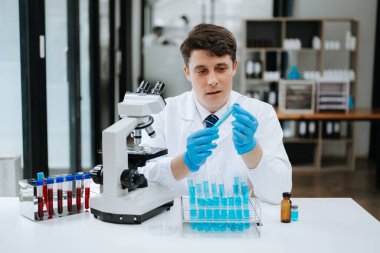 Modern tıbbi araştırma laboratuvarı. Bilimadamı mikro pipetlerle çalışıyor, biyokimyasal örnekleri analiz ediyor, tıp için ileri bilim kimya laboratuvarında çalışıyor..