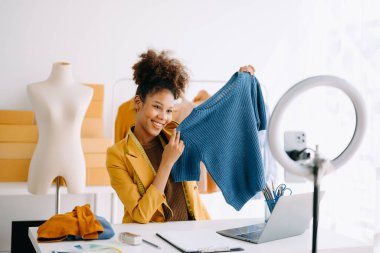 Moda blogcusu video yayınında kıyafet satıyor. Akıllı telefon kullanarak küçük işletme KOBİ 'si başlat 