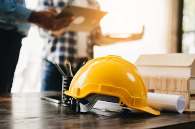 Mühendis takım çalışması, işyerlerindeki inşaat projeleri hakkında danışmanlık yapmak için çok çalışıyor.