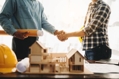 İnşaat ekibi yeni proje planını selamlıyor 