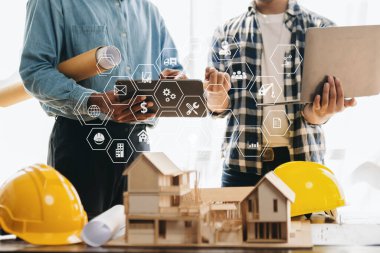 Mühendis takım çalışması, işyerlerindeki inşaat projeleri hakkında danışmanlık yapmak için çok çalışıyor.