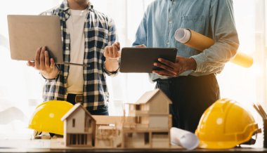 Mühendis takım çalışması, işyerlerindeki inşaat projeleri hakkında danışmanlık yapmak için çok çalışıyor.