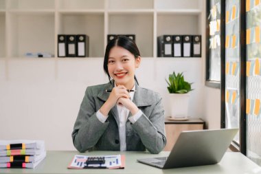 Başarılı Asyalı İş kadını modern ofis vergisi, raporu, muhasebe, istatistik ve analitik araştırma konseptinde dizüstü bilgisayarda Finans Analizi