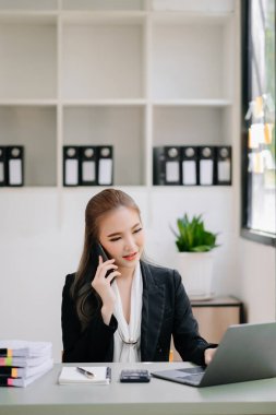 Başarılı Asyalı İş kadını modern ofis vergisi, raporu, muhasebe, istatistik ve analitik araştırma konseptinde dizüstü bilgisayarda Finans Analizi