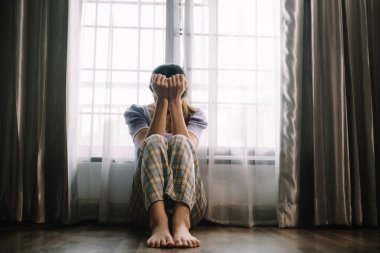 Kadın pencere ve anksiyete yanında depresyon oturur Boşluğu, depresyon konseptini kopyala