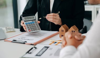  Kontrat imzalıyorum. Müşteri ve komisyoncu, kira sözleşmesi, başarılı anlaşma ve ofiste oturan genç iş adamları. 