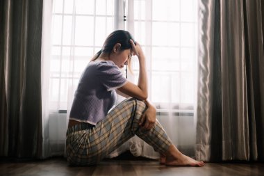 Kadın pencere ve anksiyete yanında depresyon oturur Boşluğu, depresyon konseptini kopyala