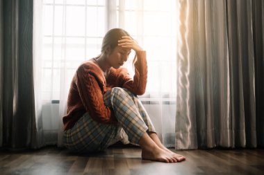 Kadın pencere ve anksiyete yanında depresyon oturur Boşluğu, depresyon konseptini kopyala