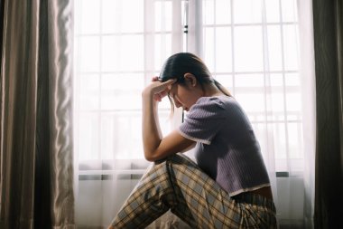 Kadın pencere ve anksiyete yanında depresyon oturur Boşluğu, depresyon konseptini kopyala